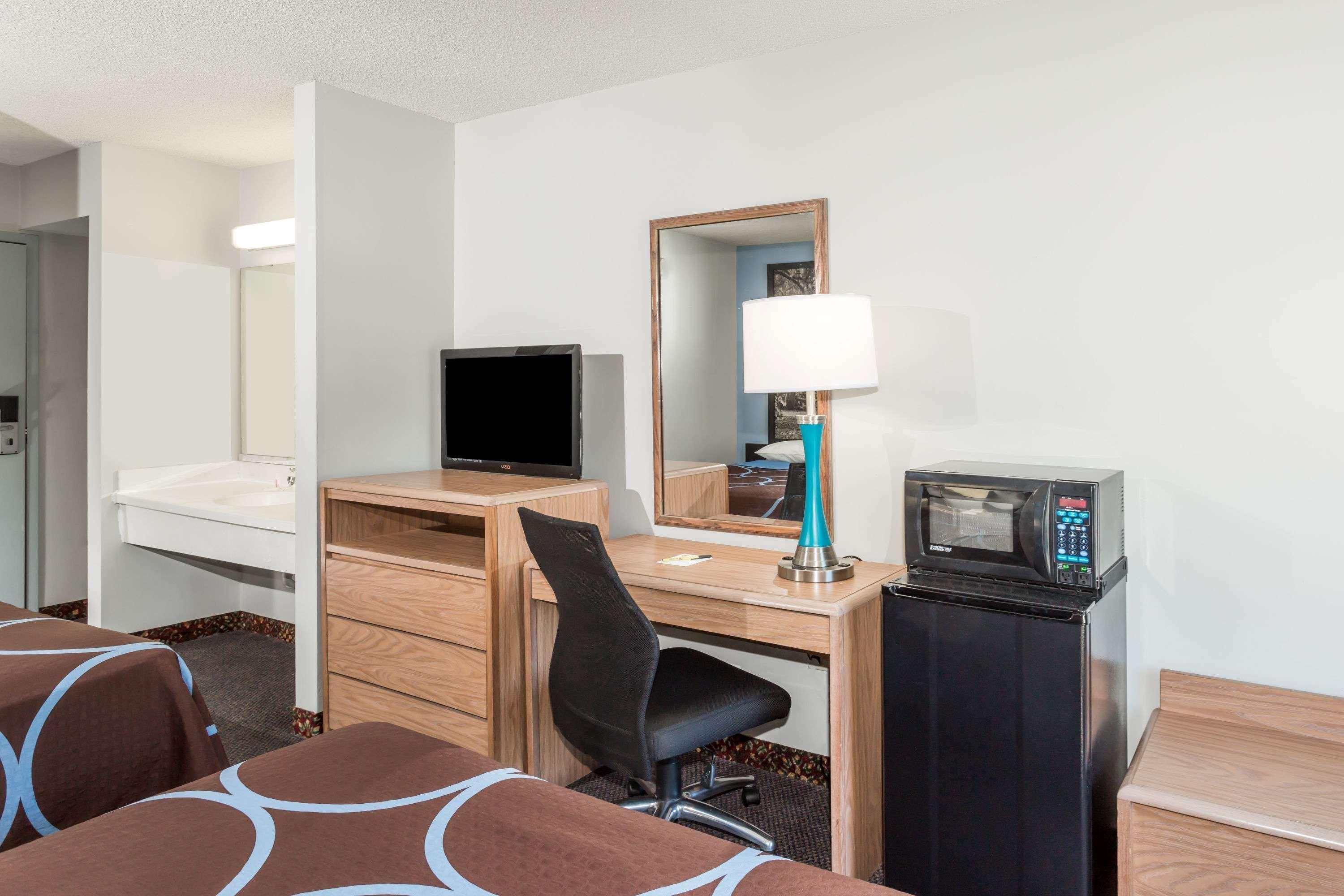Отель Super 8 By Wyndham Valdosta Ga I-75 Экстерьер фото